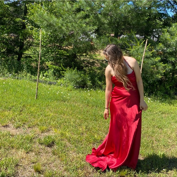 Robe en satin avec traine - Picture 3 of 3